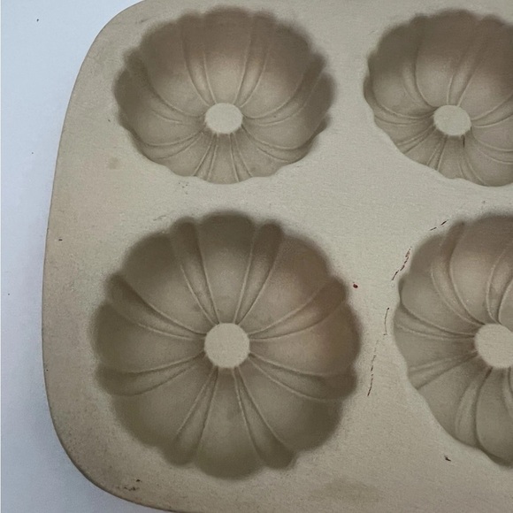 PAMPERED CHEF Fluted Mini Cake Bunt pan Family Heritage Stoneware 6 Count 4.5" - Picture 3 of 6